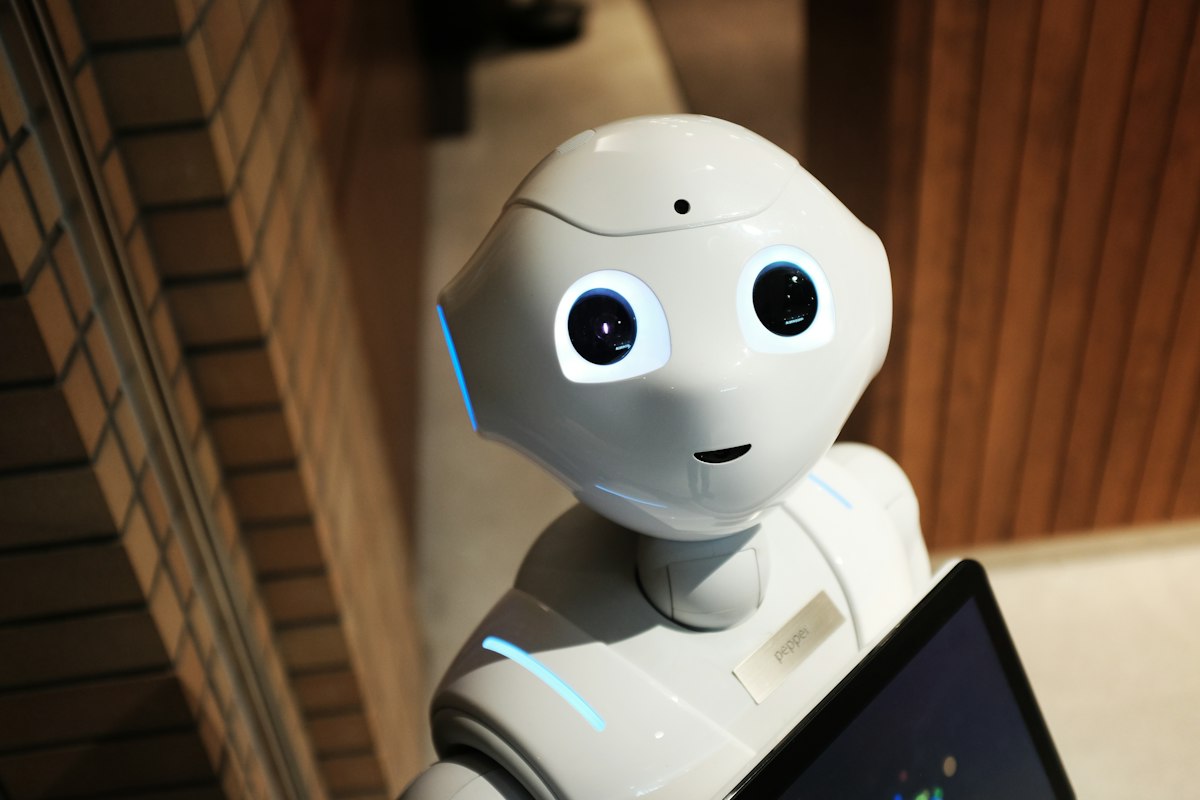 Agentic AI: Weißer humanoider Roboter als Symbol für autonome Software
