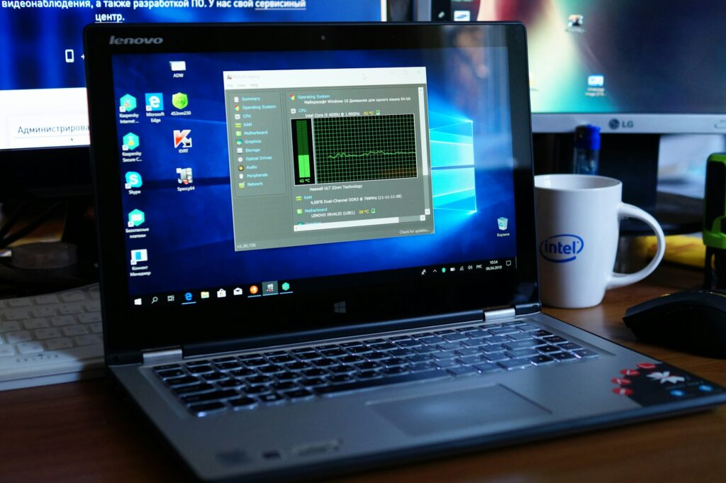 Antimalware Service Executable: Laptop mit Windows auf dem Schreibtisch