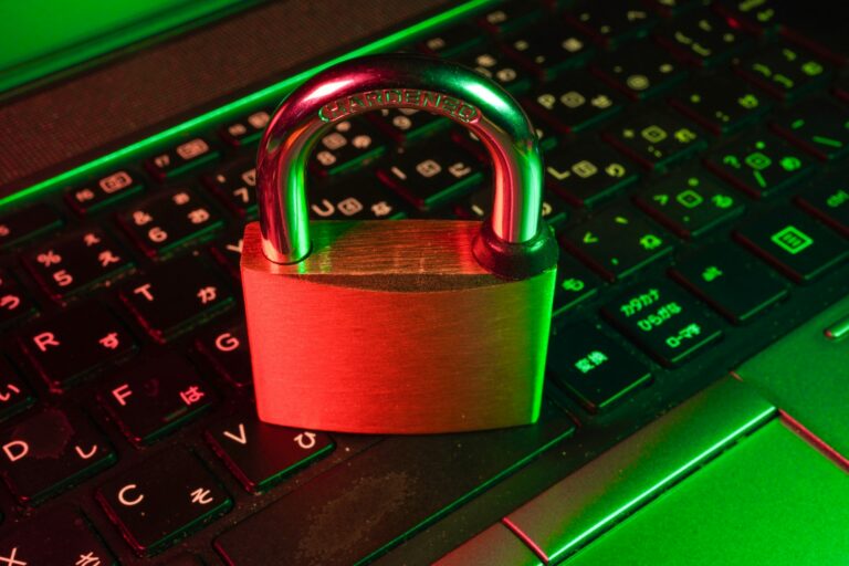 Antimalware Service Executable: Rotes Vorhängeschloss auf einer Computertastatur