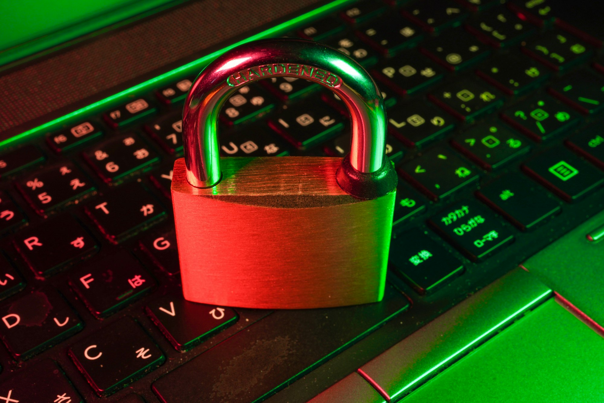 Antimalware Service Executable: Rotes Vorhängeschloss auf einer Computertastatur