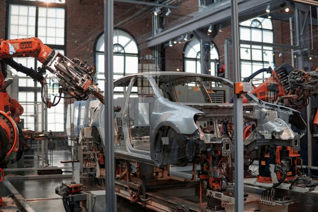 Autozulieferer: Roboter montieren eine Fahrzeugkarosserie in der Fertigung