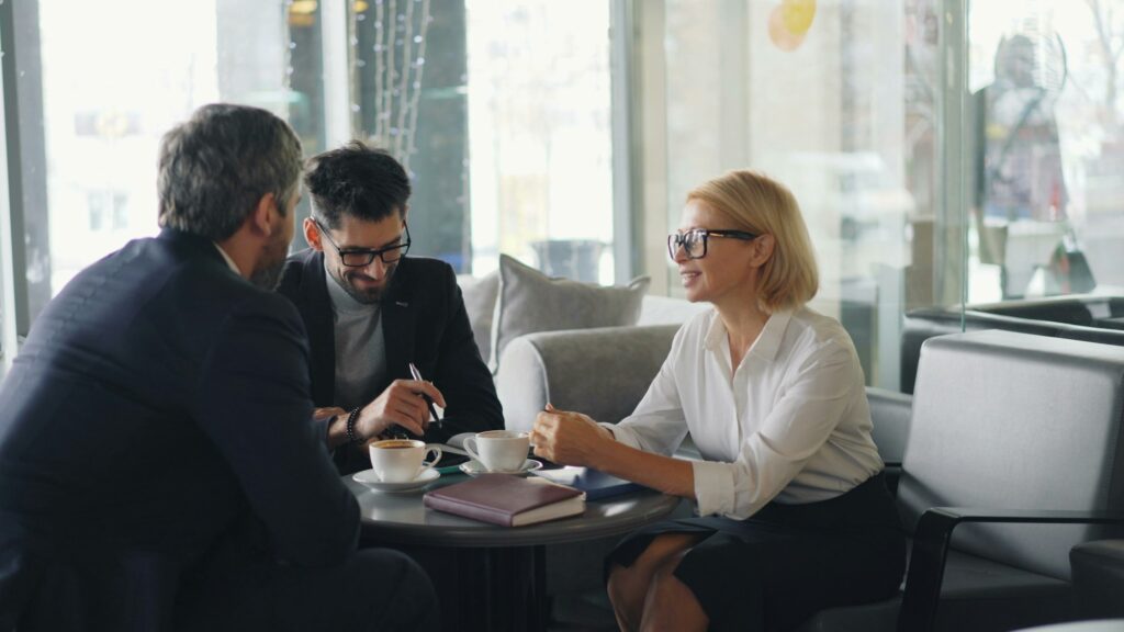 Beirat im Familienunternehmen: Unternehmer und Beiräte im Gespräch am Besprechungstisch
