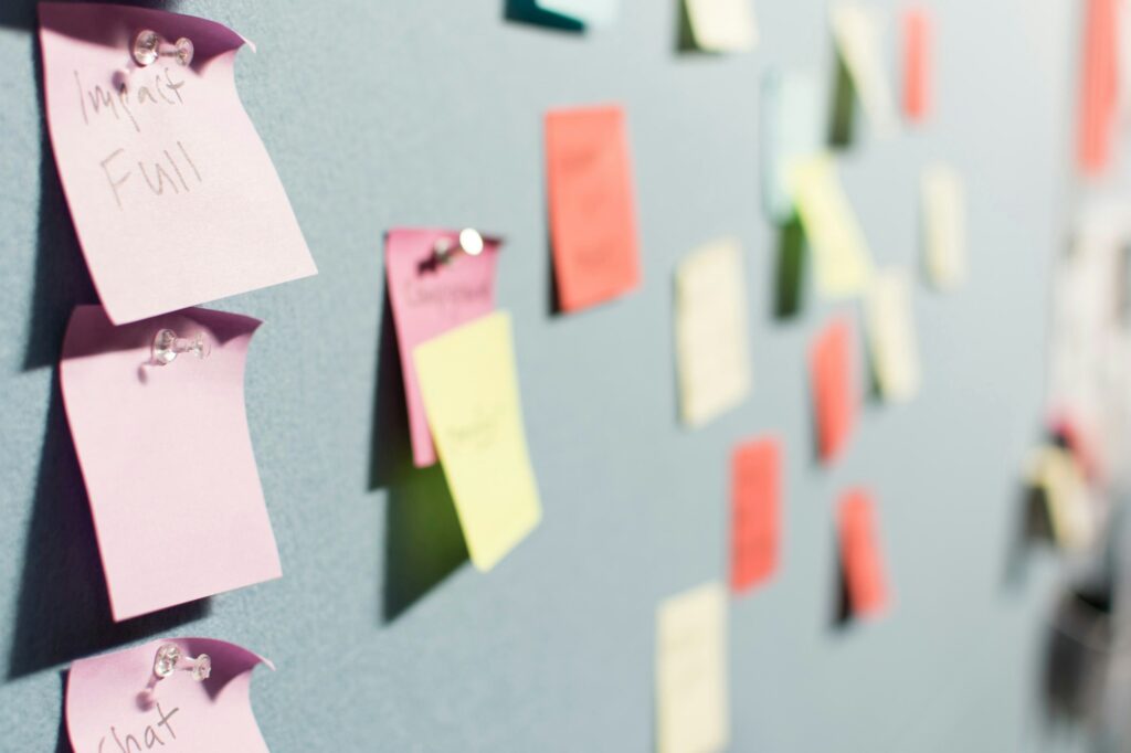 Change Management im Workshop: bunte Haftnotizen an einer Tafel