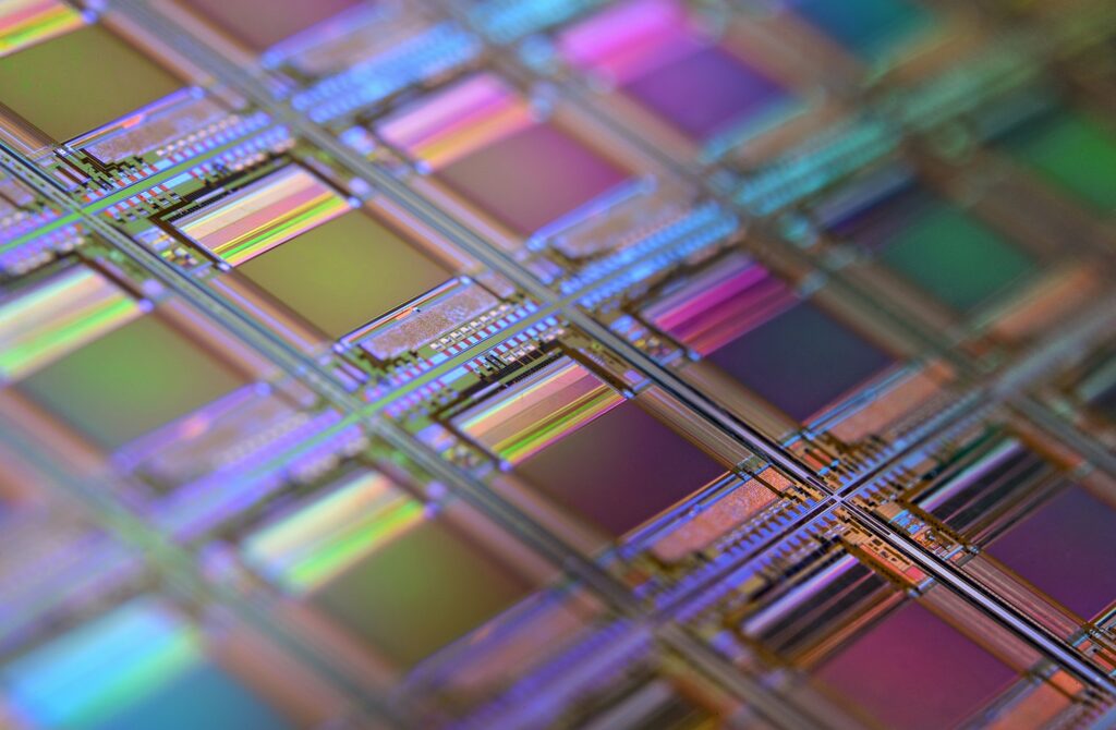 Chipfabriken in Europa: Siliziumwafer mit schimmernden Mikrochips