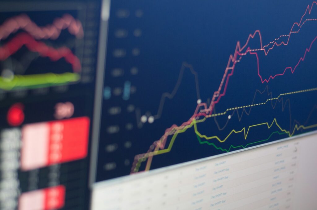 DAX Ausblick: Monitor mit Kursdiagramm im Handelsraum
