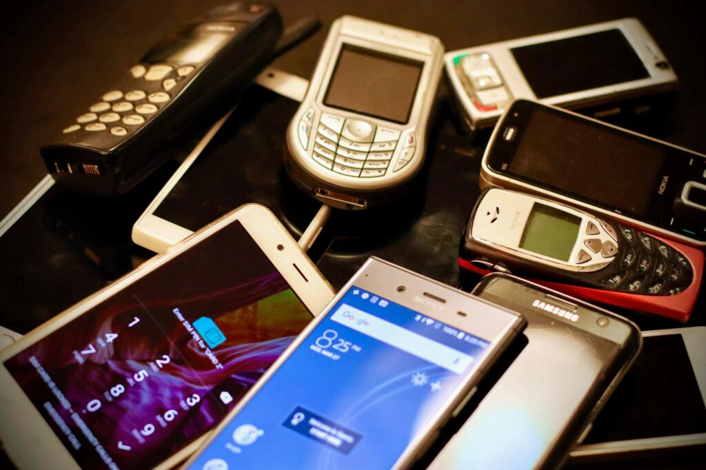 Differenzbesteuert beim Handy: Viele gebrauchte Mobiltelefone auf einem Haufen