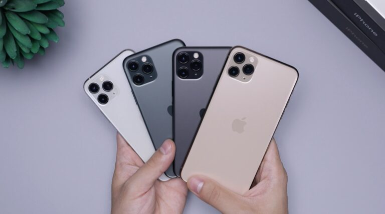 Differenzbesteuert beim Handy: Vier gebrauchte iPhones in der Hand