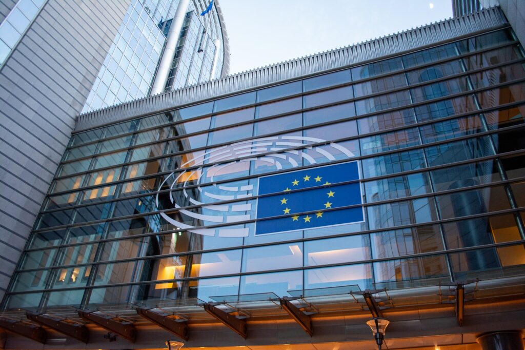 Digitale Souveränität: Europaflagge spiegelt sich in einer modernen Glasfassade