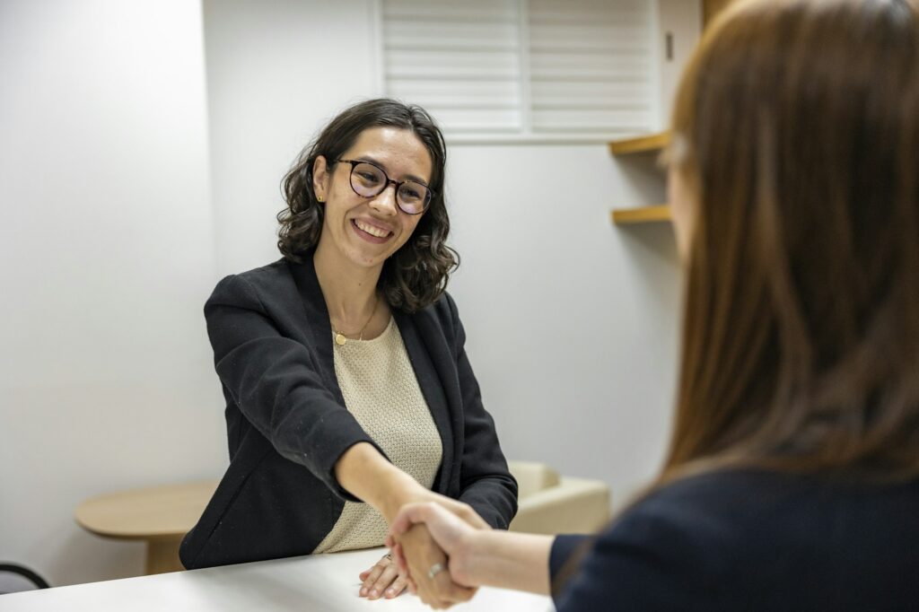 Employer Branding im Recruiting: Begrüßung einer Bewerberin mit Handschlag im Vorstellungsgespräch