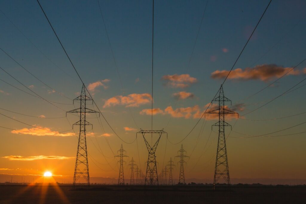 Energiepreise: Strommasten bei Sonnenuntergang