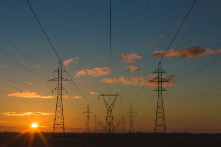 Energiepreise: Strommasten bei Sonnenuntergang