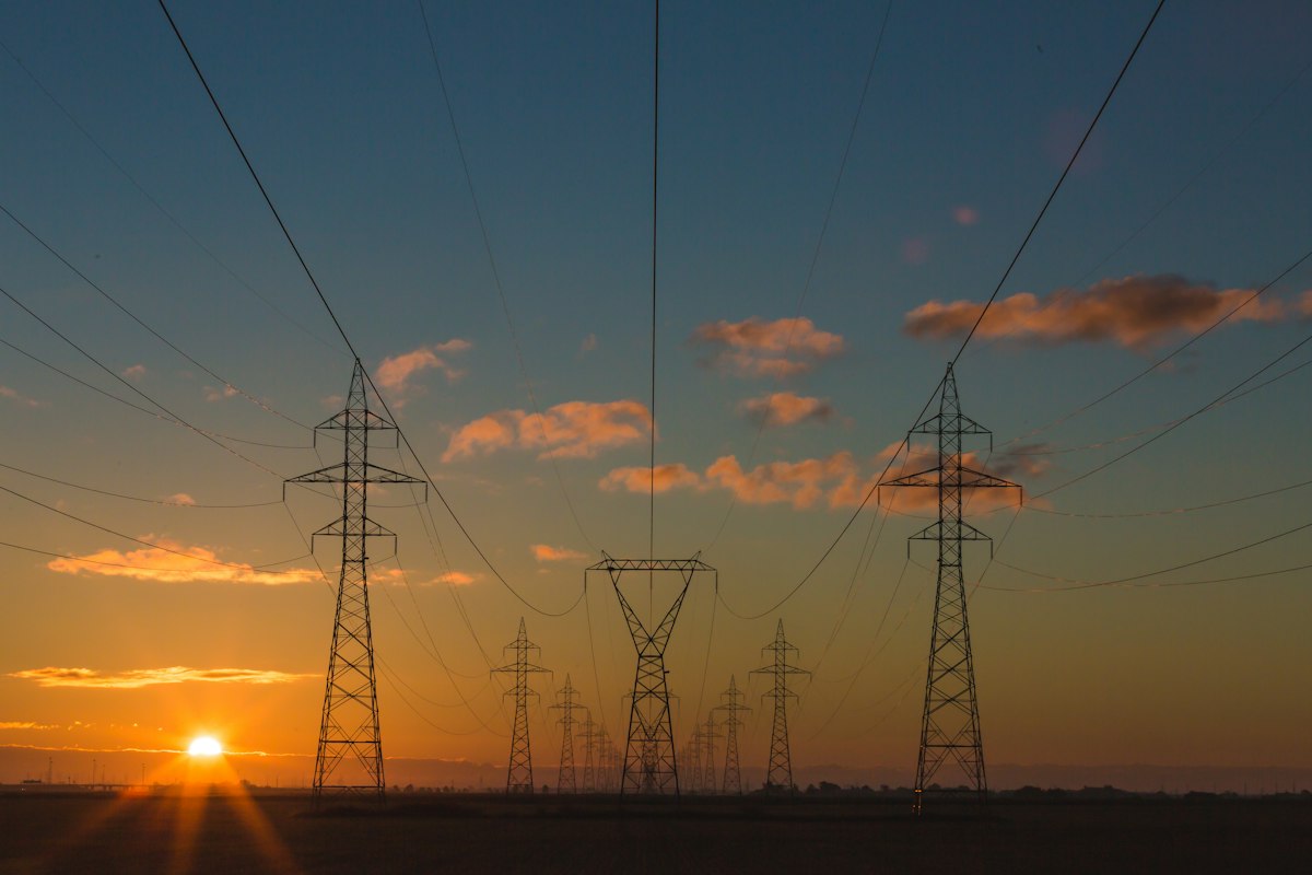 Energiepreise: Strommasten bei Sonnenuntergang