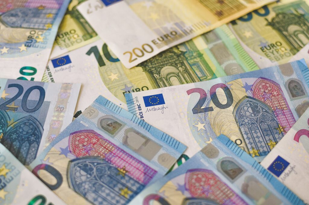 EZB Zinsentscheidung: Euro-Banknote als Symbol für steigende Finanzierungskosten