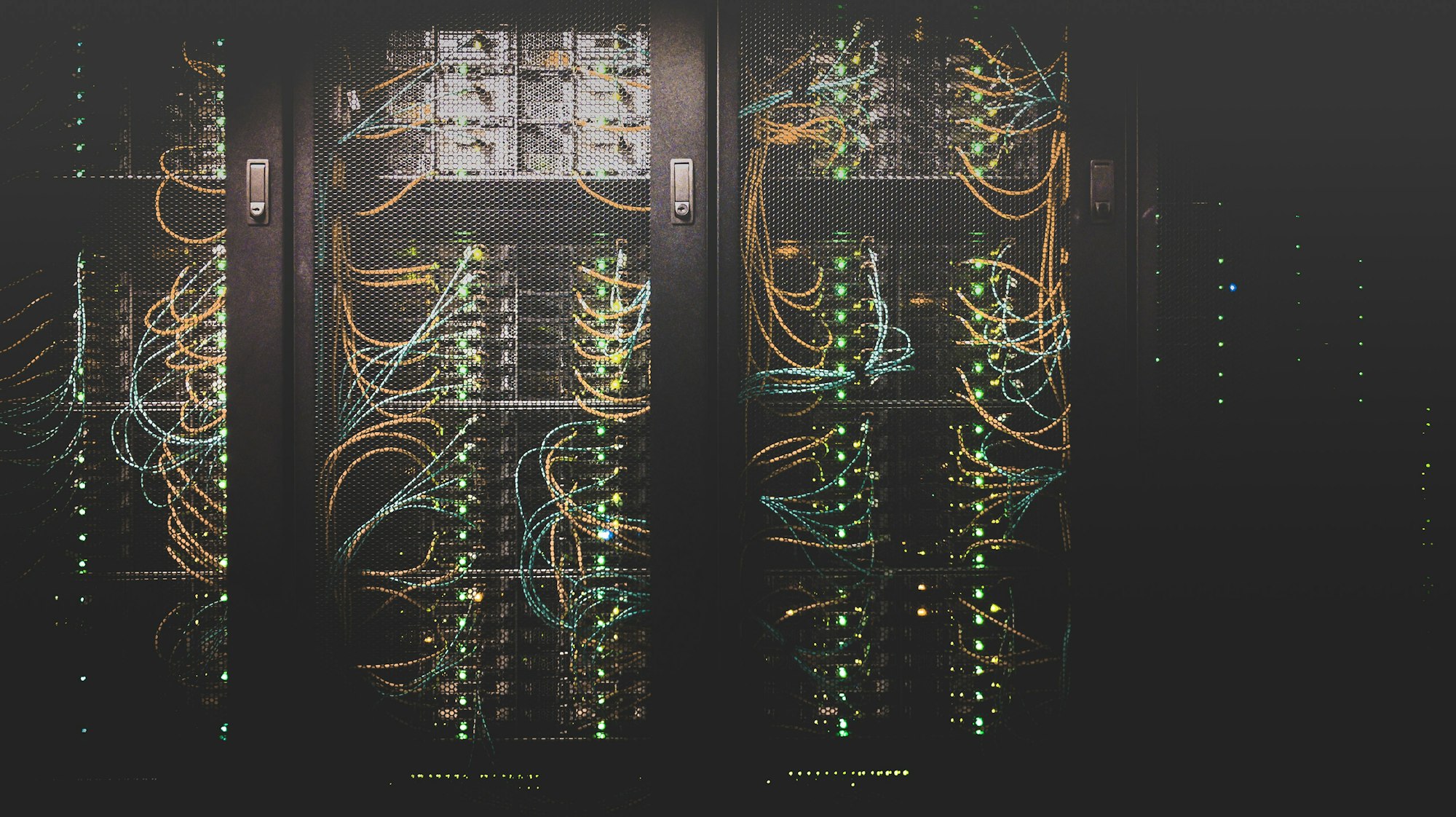 FinOps: Verkabelte Serverschränke in einem Rechenzentrum