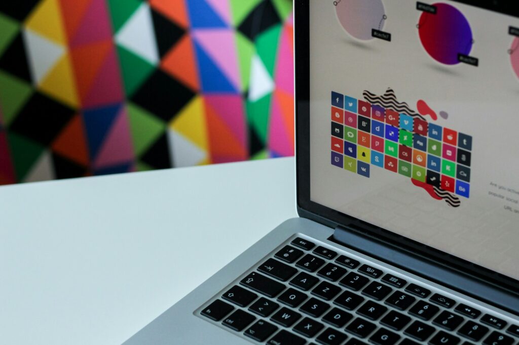 Google Farbwähler: Laptop mit bunten Designentwürfen auf dem Bildschirm