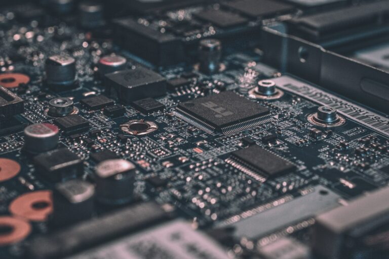Chipfabriken in Europa: Nahaufnahme einer Leiterplatte mit Halbleitern