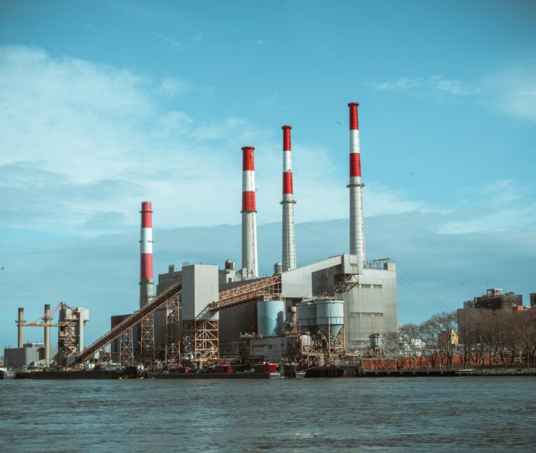 Energiekosten im Mittelstand: Fabrikgebäude eines Industriebetriebs unter blauem Himmel
