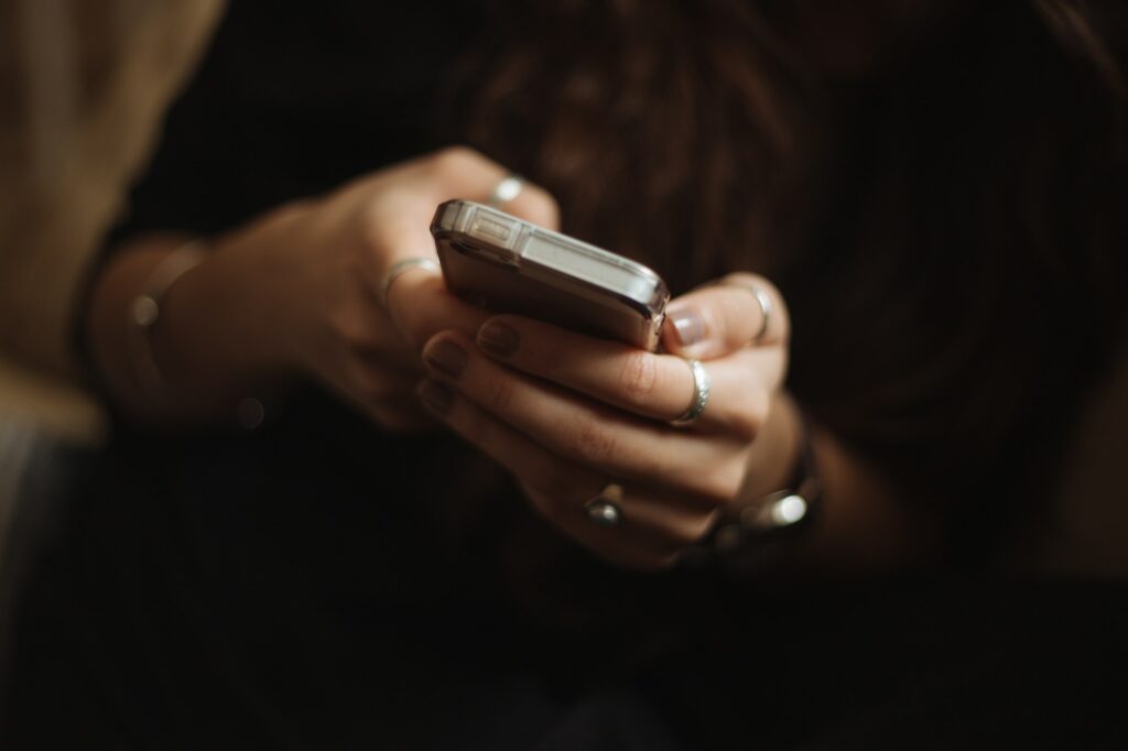 Instagram Story Viewer: Person nutzt ihr Smartphone