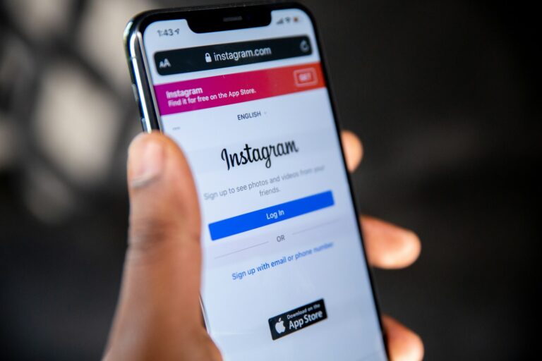 Instagram Story Viewer: Hand hält Smartphone mit geöffneter Instagram-App