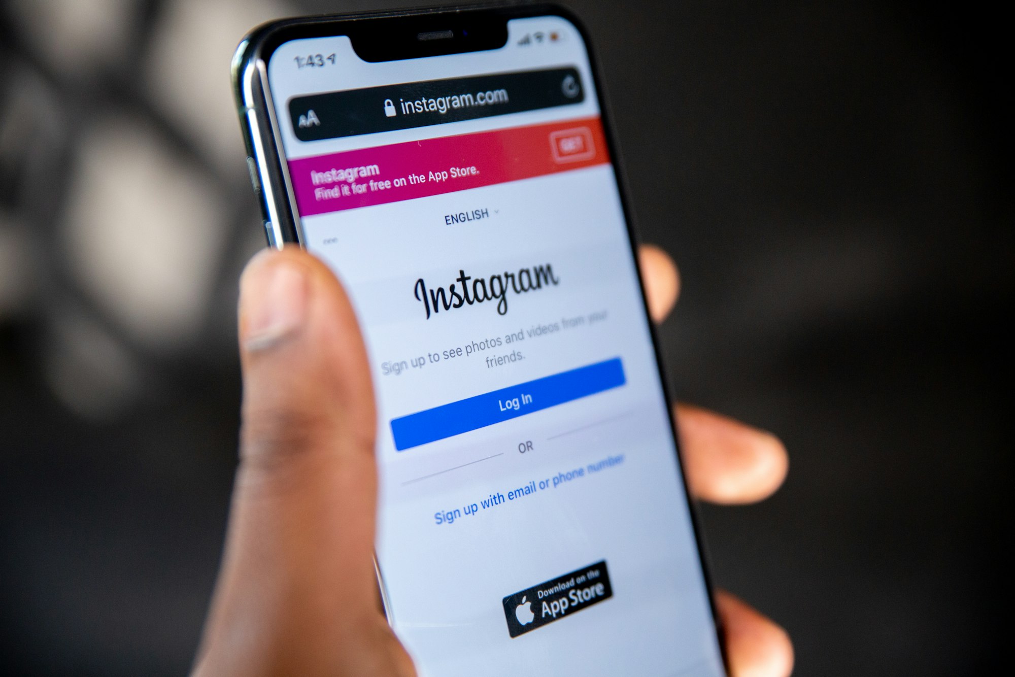 Instagram Story Viewer: Hand hält Smartphone mit geöffneter Instagram-App