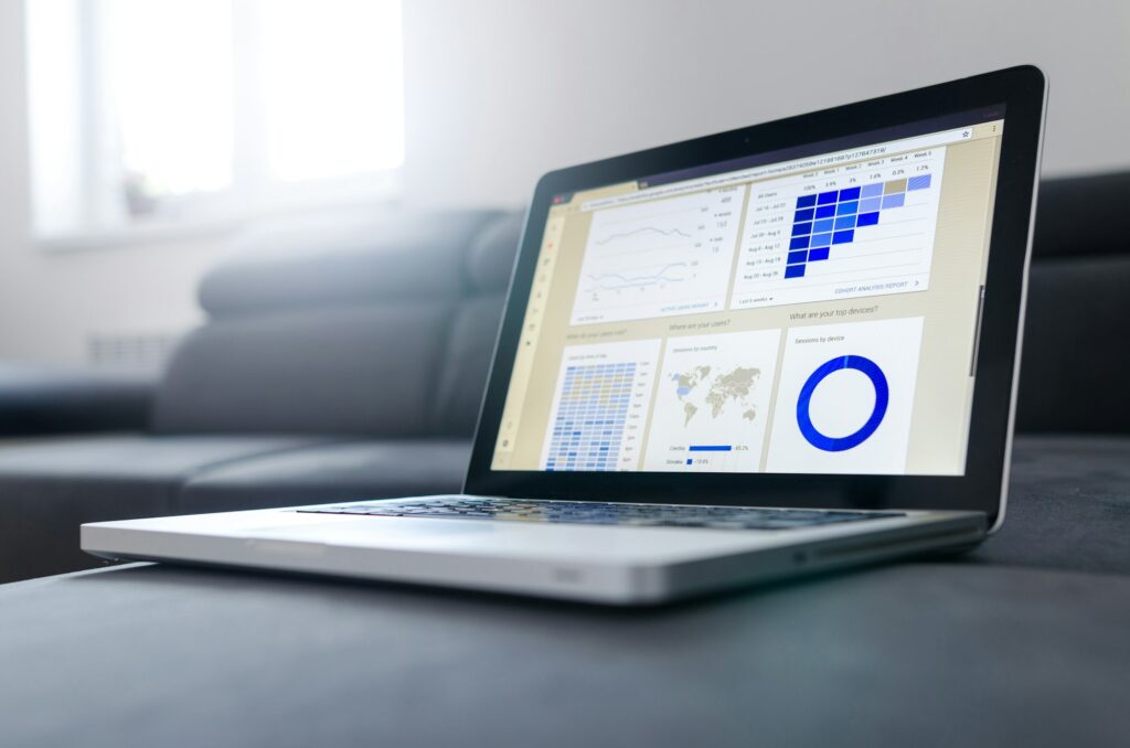 KI im Controlling: Laptop mit Finanzanalyse und Diagrammen auf dem Schreibtisch