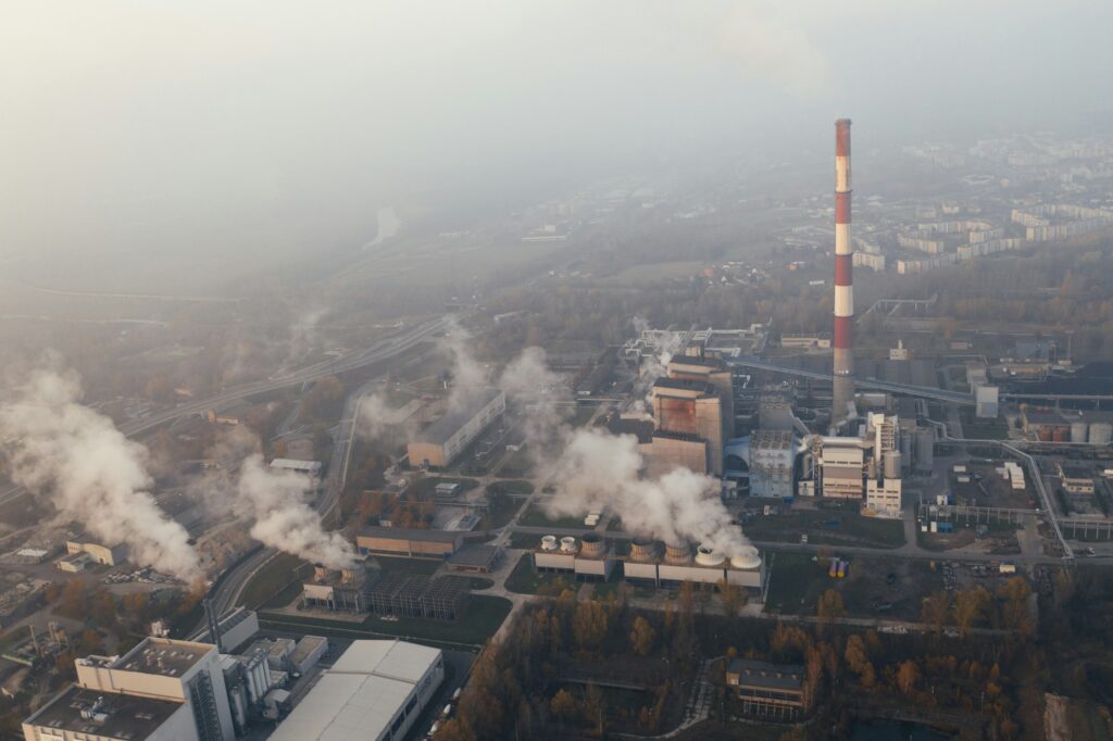 Konjunkturbarometer: Industrieanlage mit Dampf über den Schornsteinen