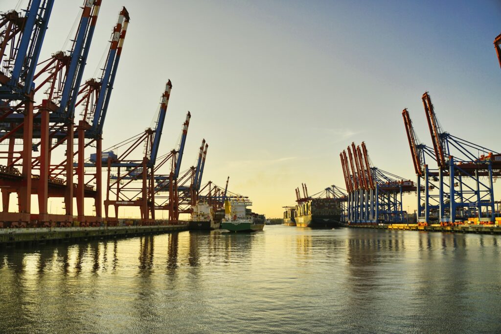 Logistik: Containerhafen mit zahlreichen Verladekränen