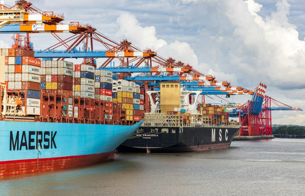 Logistik: Frachtschiff liegt zum Entladen am Dock