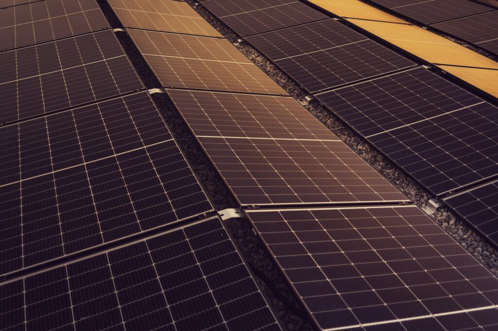 Nachhaltige Finanzierung: Reihen von Solarmodulen auf einem Firmendach