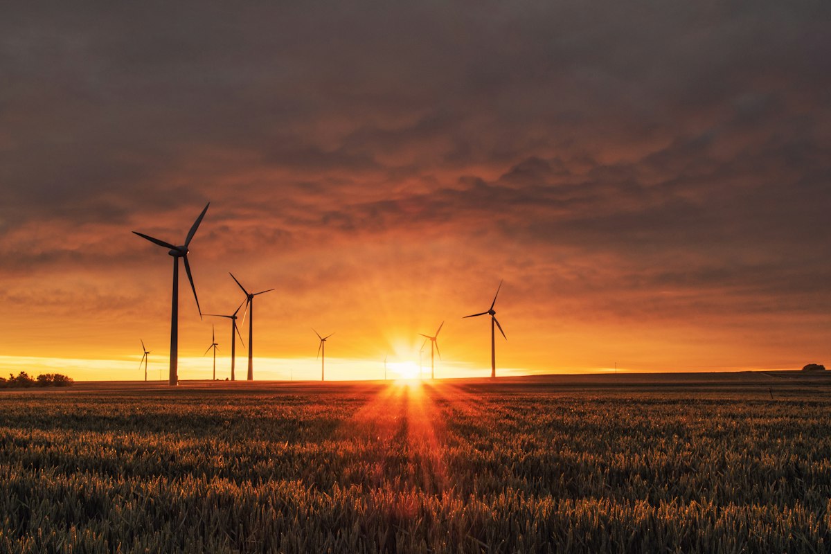 Nachhaltige Finanzierung: Windkraftanlage im Abendlicht