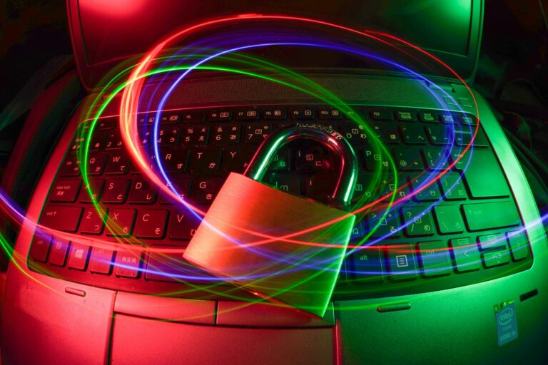 NIS2: Vorhängeschloss auf einem Laptop als Symbol für Cybersicherheit