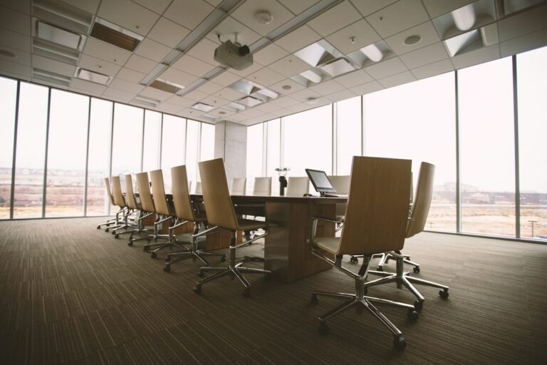 Private Equity: Leerer Konferenzraum mit langem Tisch für Verhandlungen