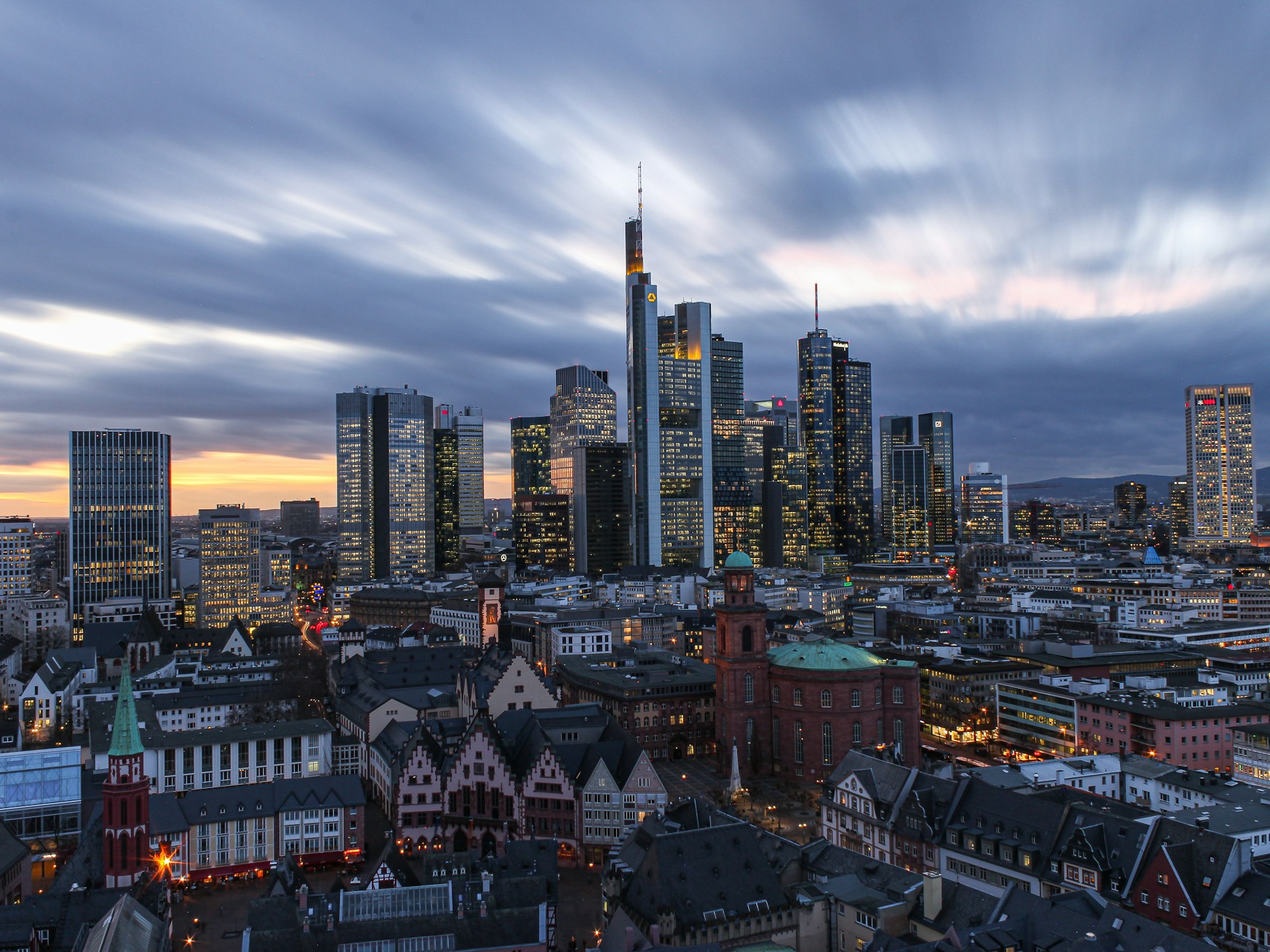 Standort Deutschland: Skyline des Frankfurter Bankenviertels unter Wolken