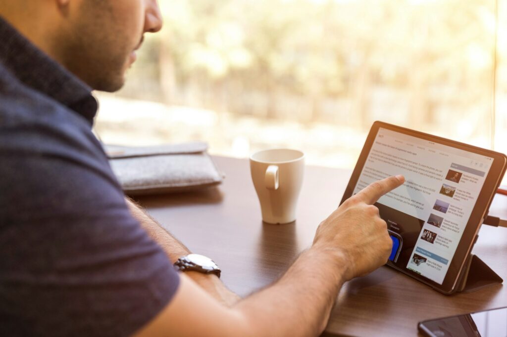 Timebutler Zeiterfassung: Mitarbeiter mit Tablet im Büro