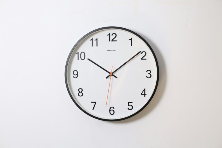 Timebutler Zeiterfassung: Analoge Wanduhr als Symbol für Arbeitszeit