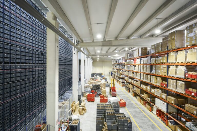 Working Capital Management: Großes Lager mit Kartons und Regalen voller Bestände
