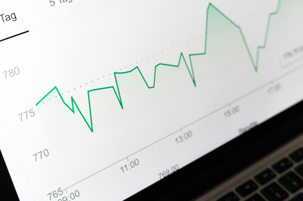 Zinswende: Kursdiagramm mit steigenden Zinsen auf einem Laptop-Bildschirm