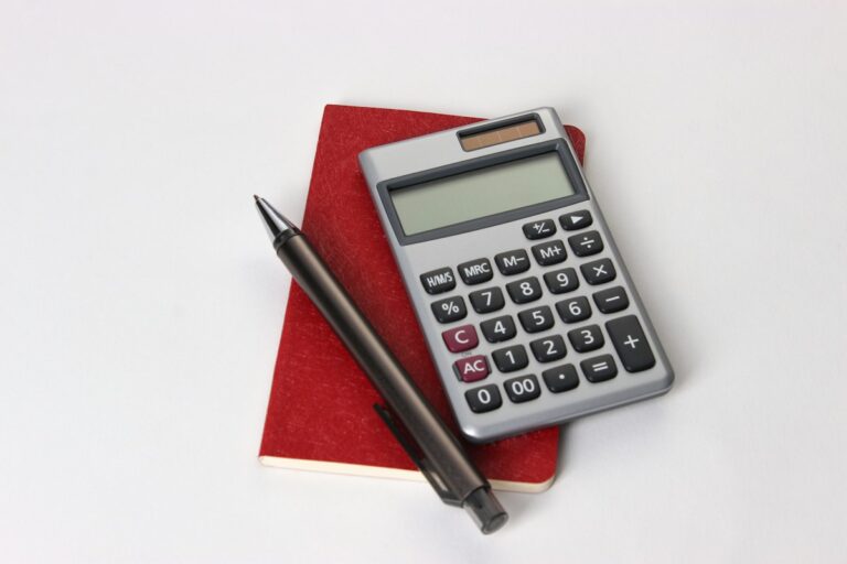 Zinswende: Taschenrechner, Stift und Unterlagen zur Finanzplanung auf einem Schreibtisch